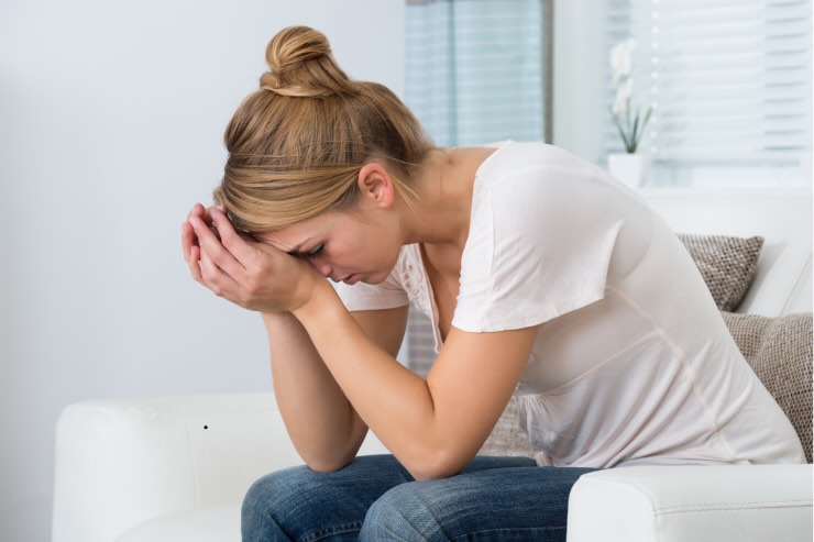 donna preoccupata con mani sulla fronte