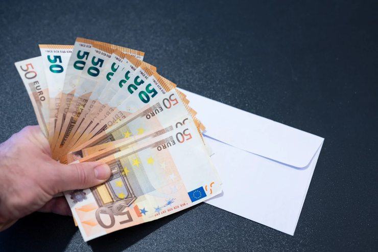 Una busta e dei soldi: busta paga
