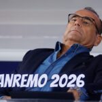 Carlo Conti e scritta Sanremo 2026
