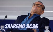 Carlo Conti e scritta Sanremo 2026