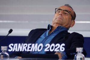 Carlo Conti e scritta Sanremo 2026