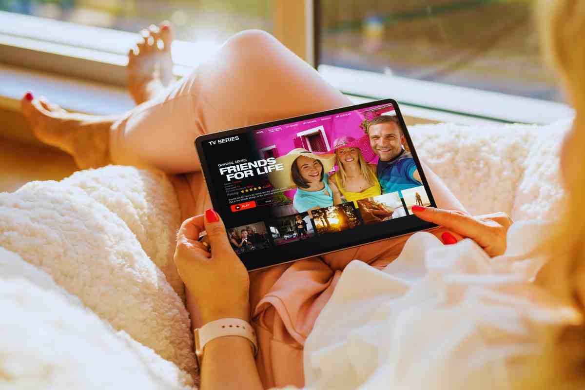 Donna che guarda serie tv su tablet