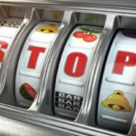 Illustrazione slot che mostra la scritta "stop" come protesta contro la ludopatia