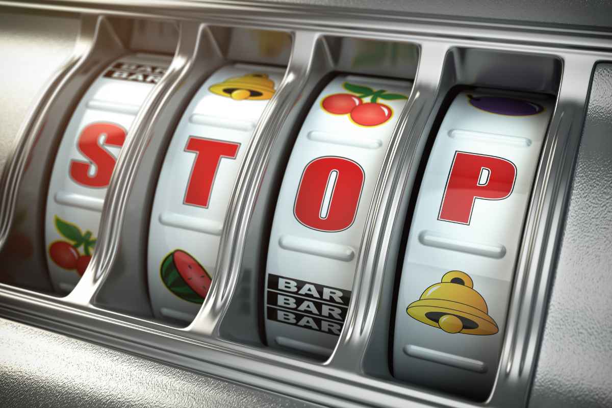 Illustrazione slot che mostra la scritta "stop" come protesta contro la ludopatia