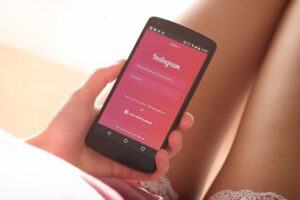 Persona accede al suo account Instagram