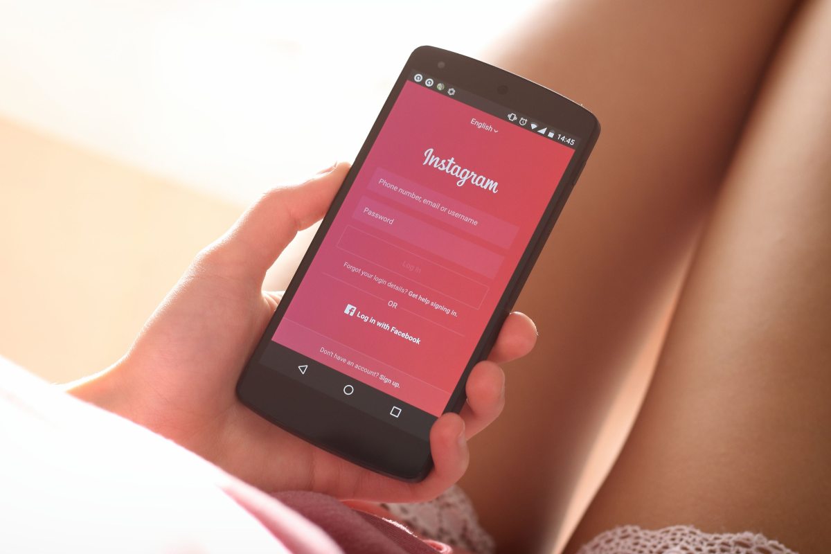 Persona accede al suo account Instagram