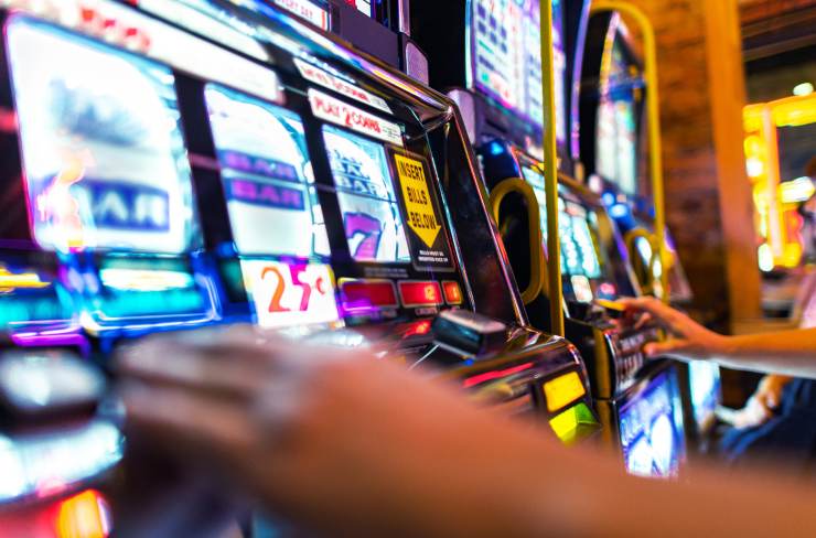 Uomo che gioca alle slot