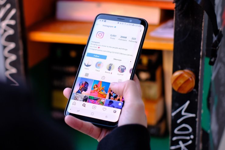 Persona guarda il suo profilo Instagram
