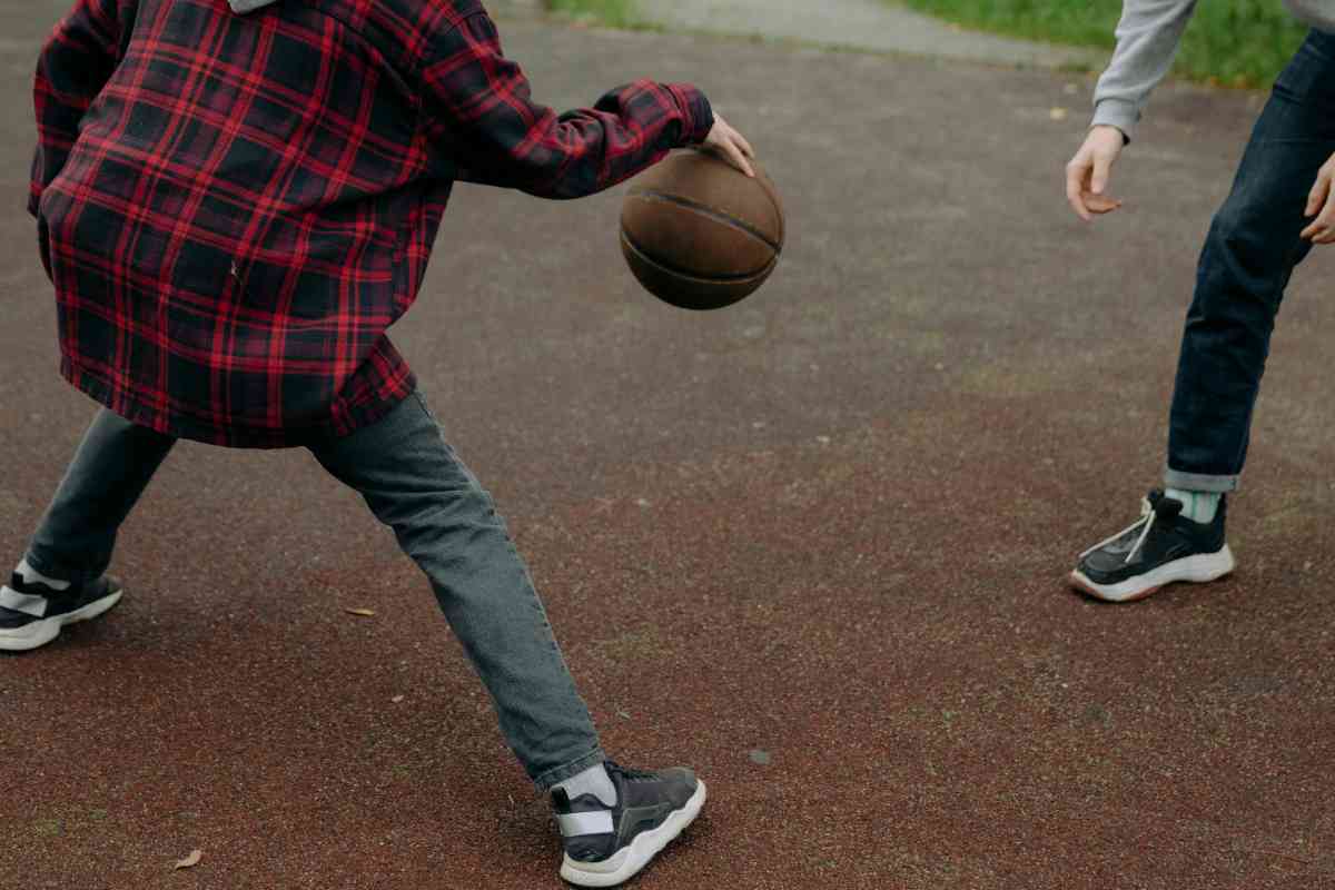 Ragazzini che giocano a basket