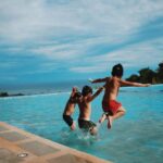 Bambini che si tuffano in piscina