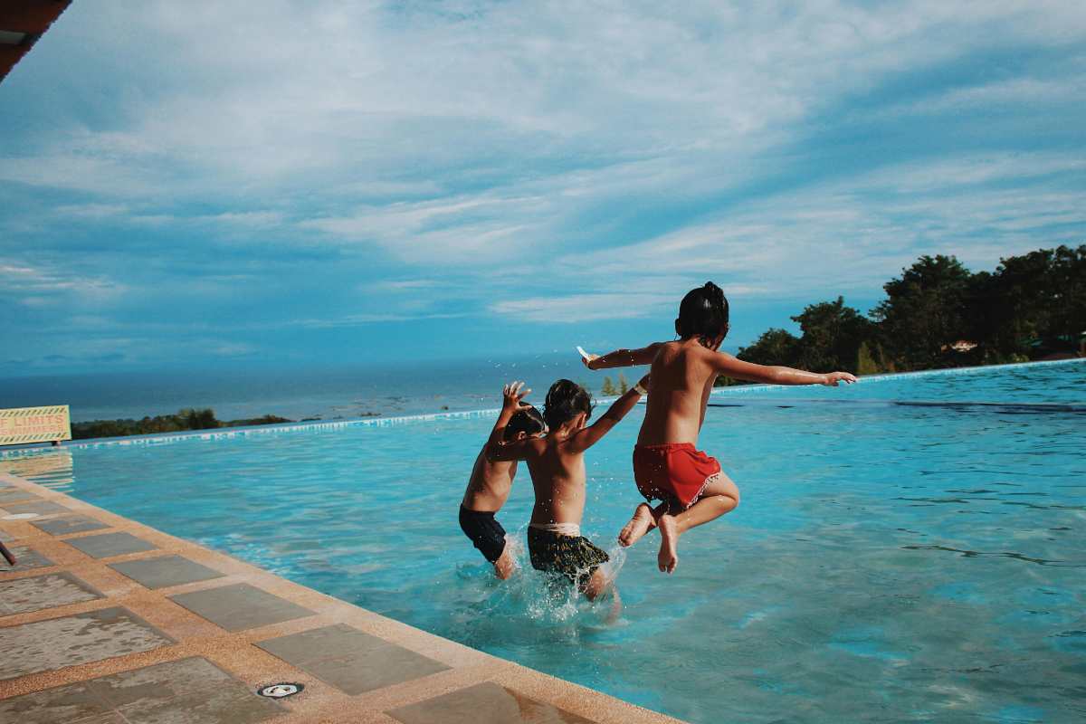 Bambini che si tuffano in piscina