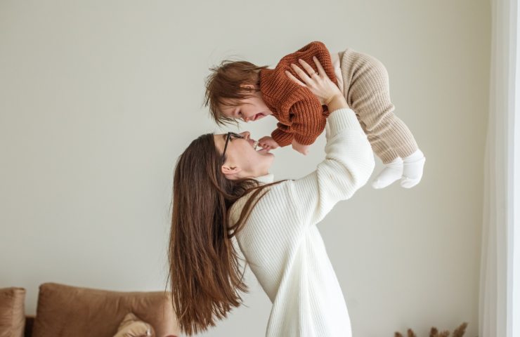 donna che gioca con un bambino