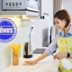 casalinga che pulisce cucina e grafica bonus