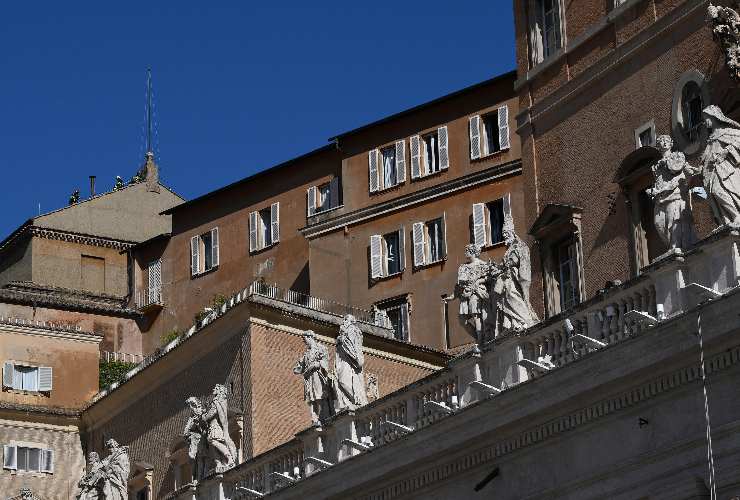 lavori per il comignolo sulla cappella sistina