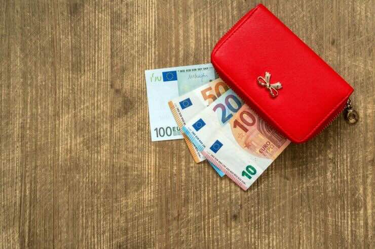 Portafoglio rosso con banconote di euro
