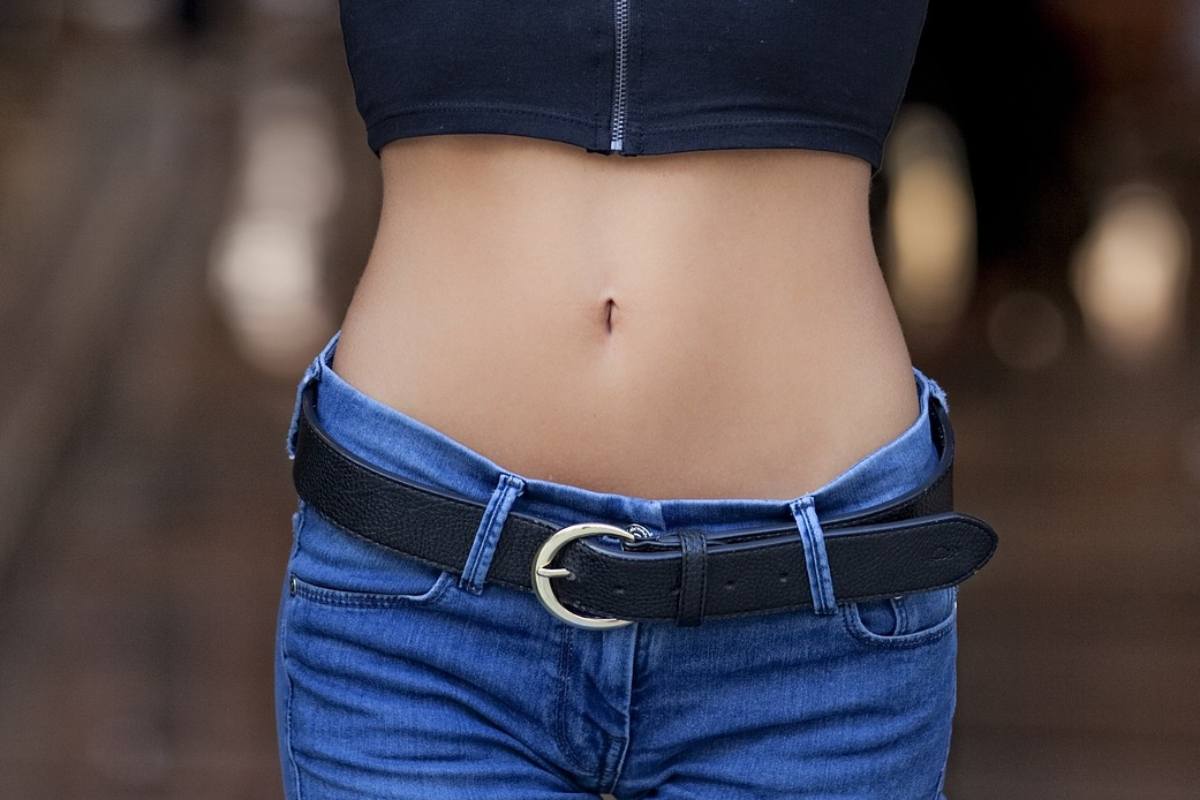 donna con i jeans a vita bassa e la pancia scoperta
