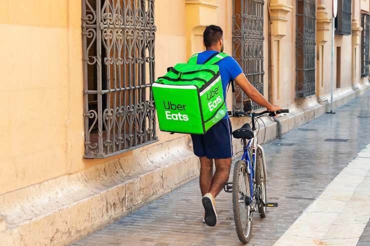 rider che tira la bicicletta